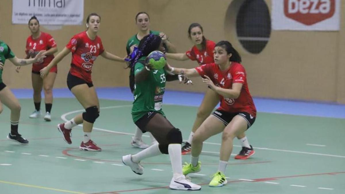 Yarumi Céspedes (Adesal) controla el balón ante Luciana Hidalgo (Deza BM).