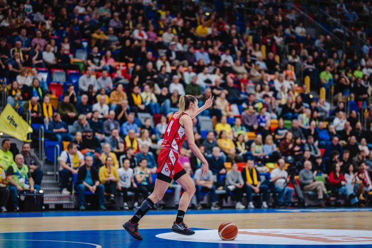 Mariona Ortiz, marcando jugada en el duelo en Praga del pasado año