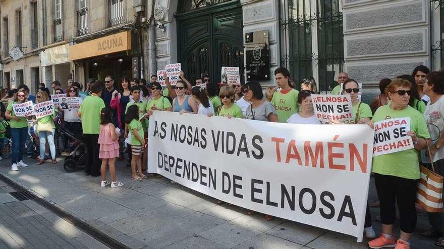 Trabajadores y familiares protestaron delante del Concello con bocinas y pancartas. // Rafa Vázquez