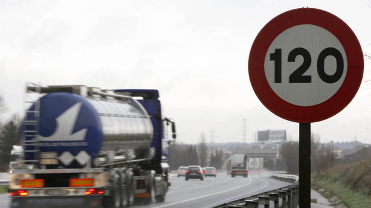 Señal de limitación de velocidad de 120 km/h en la autopista AP 7