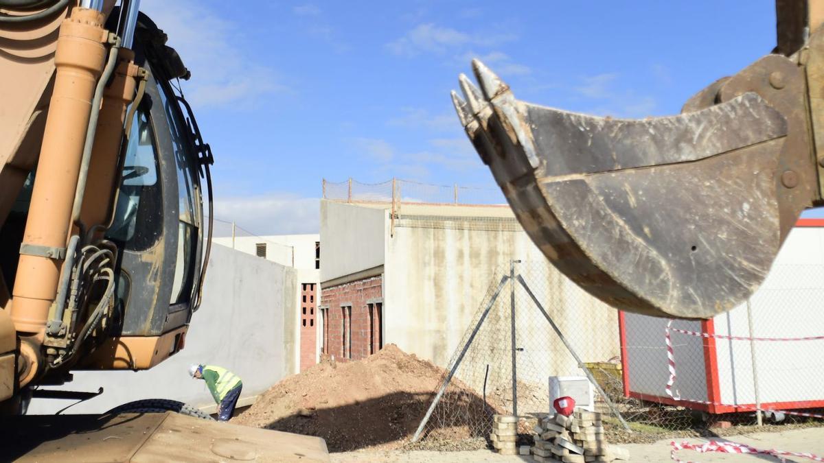 Obreros trabajan estos días en la construcción de la sede para los empresarios en el antiguo edificio de Contentpolis. | IVÁN URQUÍZAR