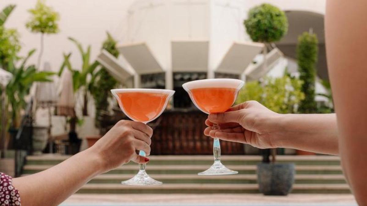 La escapada gastronómica en Nervión que une cocina de autor, dulces de Manu Jara y cócteles junto a la piscina.