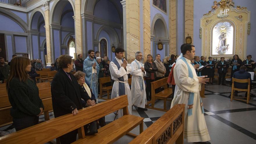 El ayuntamiento de Albalat dels Tarongers da la espalda al párroco en la misa por el día de su patrona.