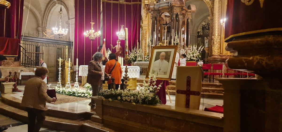 Un momento de la vigilia celebrada el Lunes de Pascua en la basílica de Santa María de Elche