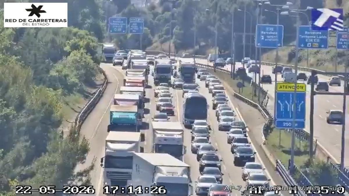 Un aparatoso accidente entre cuatro turismos provoca 17 kilómetros en la AP-7