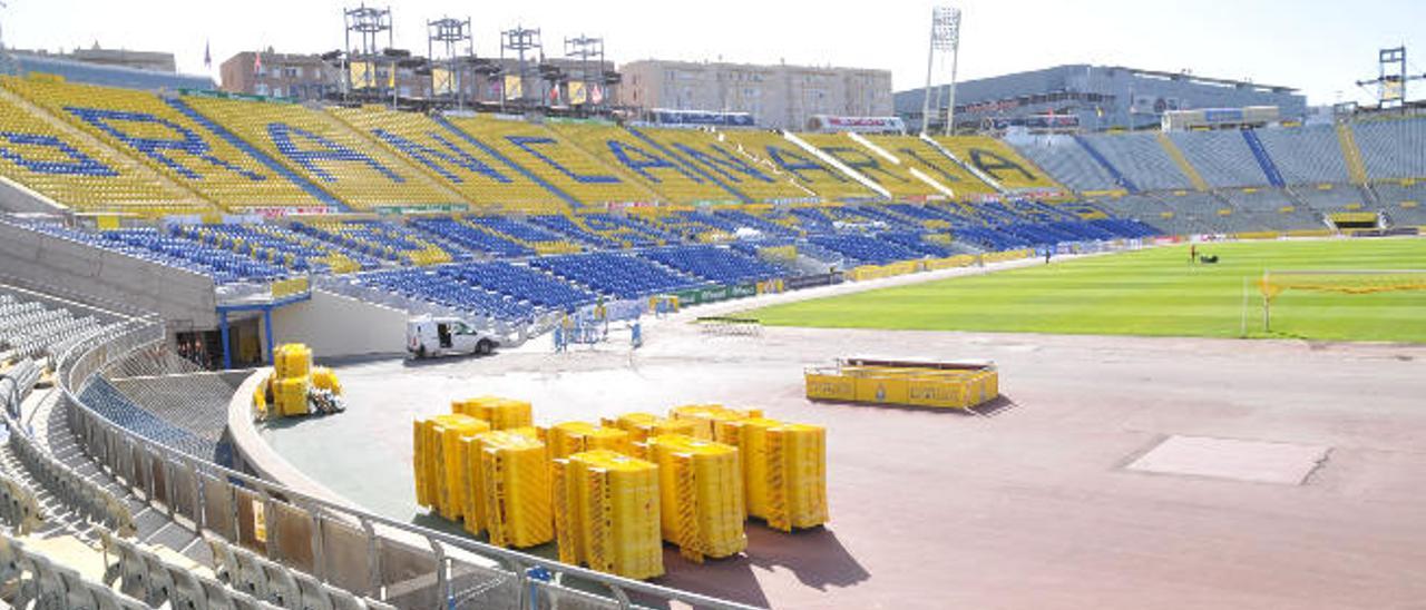 La grada Sur del Estadio de Gran Canaria, ayer, una vez finalizada la obra de la coloración de las butacas.