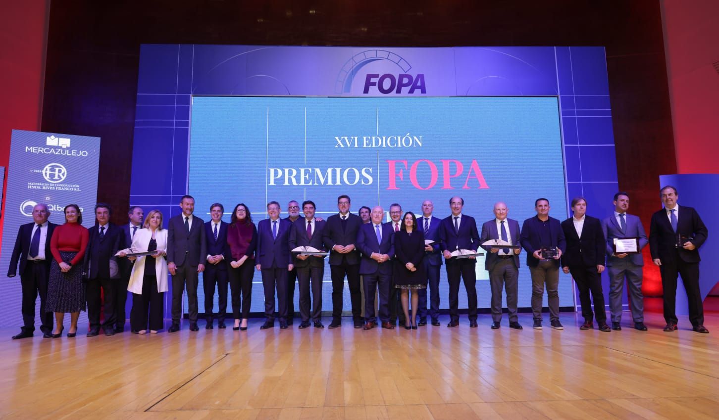 Foto de familia de premiados y cargos junto al presidente Puig y la consellera Rebeca Torró