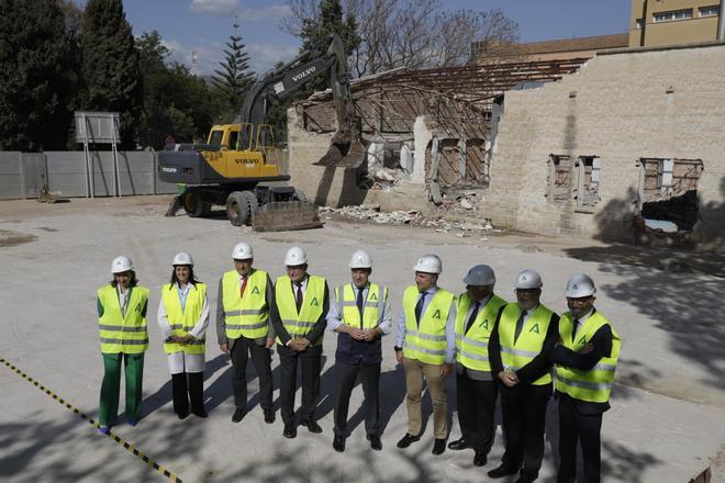 Juanma Moreno ha visitado hoy el inicio de las obras de demolición previas a la construcción del Nuevo Hospital de Málaga.