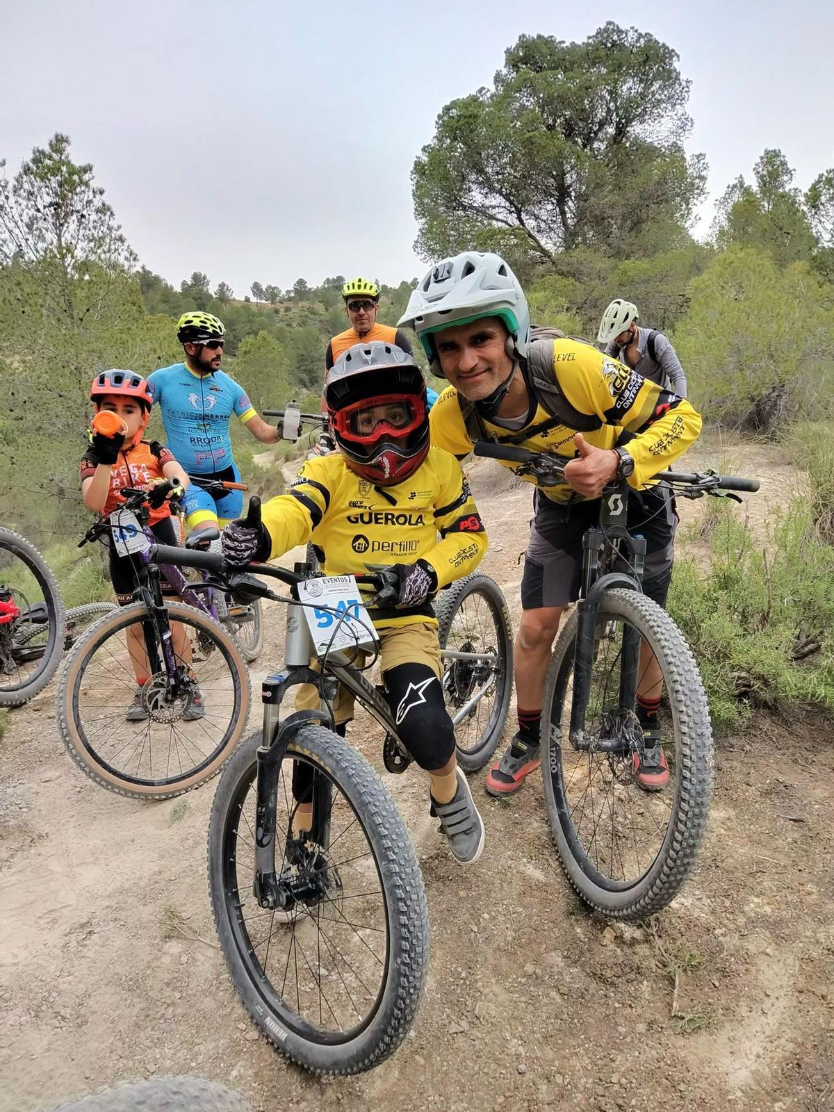 Ciclistas del CC Ontinyent en la prueba de enduro.