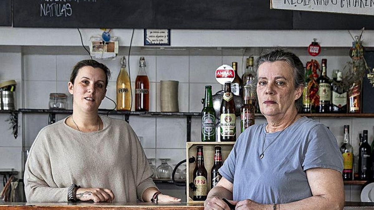 Maria-Louise Gaefke y, tras la barra, Victoria González en el Up & Down.