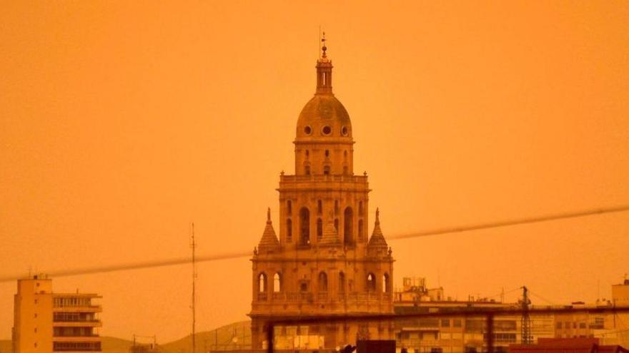 El polvo sahariano tiñe de naranja el cielo de Murcia