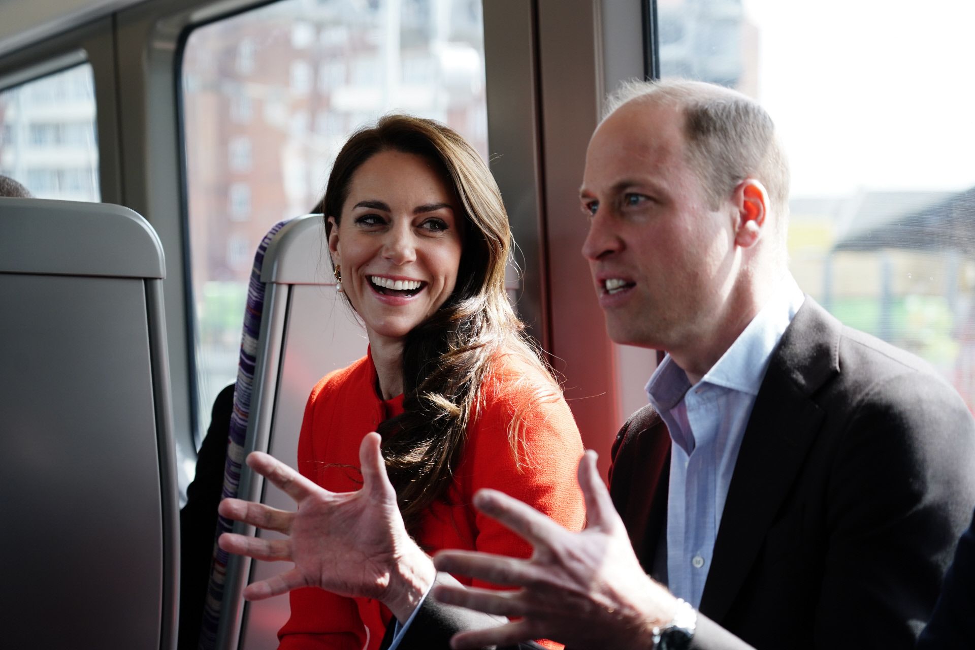 Los príncipes de Gales viajan en metro por Londres