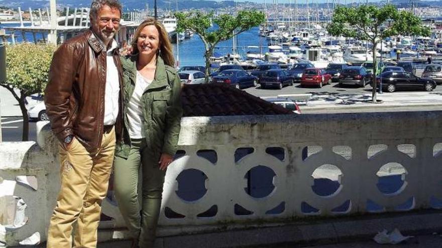 Trinidad Jiménez ayer en Cangas junto a su pareja y con la ría de Vigo al fondo.  // Gonzalo Núñez