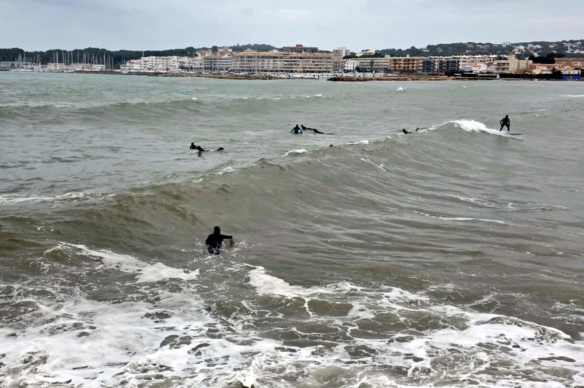 La llevantada va prenent força aquest dilluns i ja acumula quantitats de precipitació superiors als 70 litres a l'Empordà i onades de més de quatre metres a la Costa Brava.