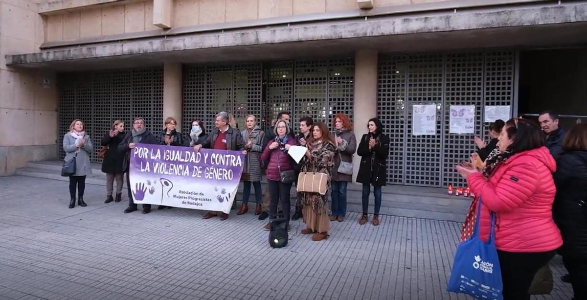 Asistentes a una aconcentración anterior contra la violencia de género en la puerta de la Audiencia de Badajoz.