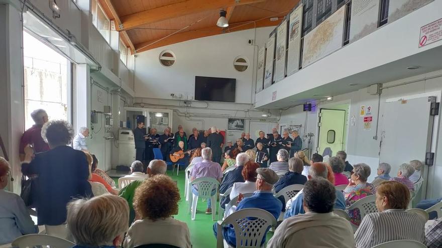 El coro 'Los Lunes a las Ocho' honra a los marineros fallecidos con música y flores en Llanes