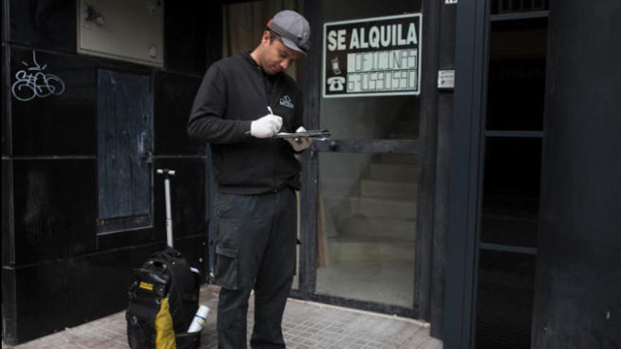Juan Angulo atiende el mantenimiento de ascensores.