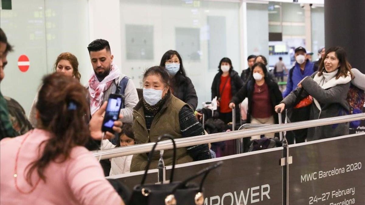 Llegada a Barcelona de pasajeros de un vuelo de Air China procedente de Beijing. Los pasajeros van con mascarilla por el coronavirus