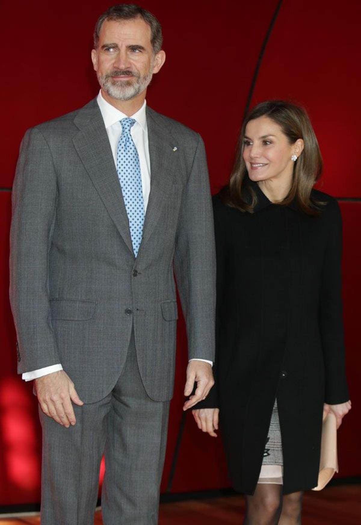 Letizia Ortiz con abrigo de Hugo Boss junto a Felipe VI