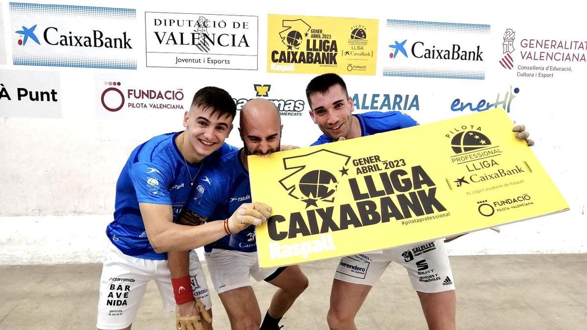 El trio de l’Ajuntament d’Oliva celebra la classificació per a les semifinals després del seu triomf en l’última jornada de la 2a fase regular