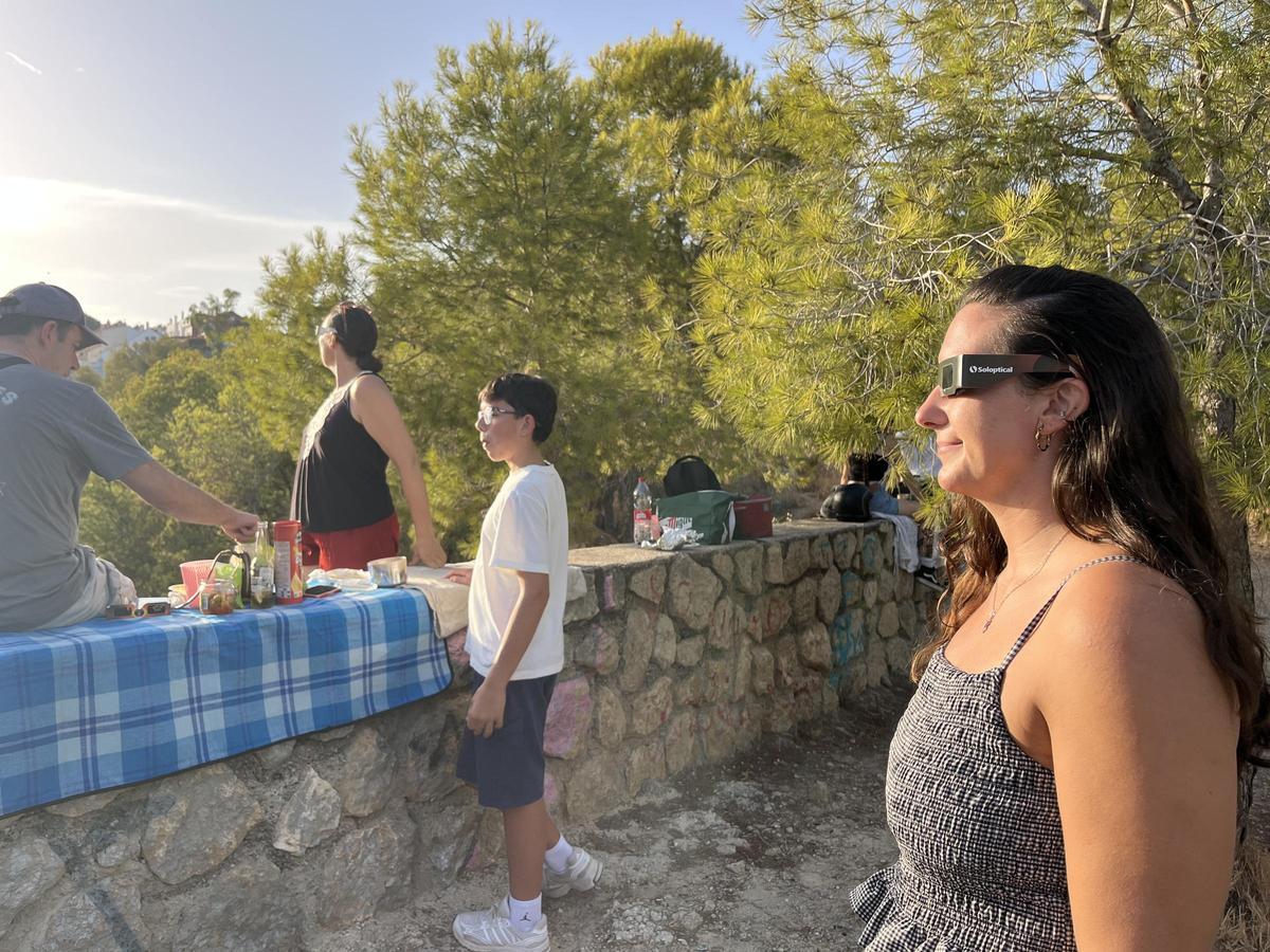 Una joven observa el eclipse solar desde El Morlaco