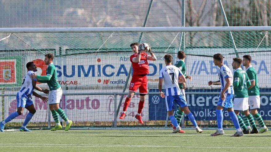 Amigo, portero del Coruxo, sujeta el balón durante un partido de esta temporada. // MARTA G.BREA