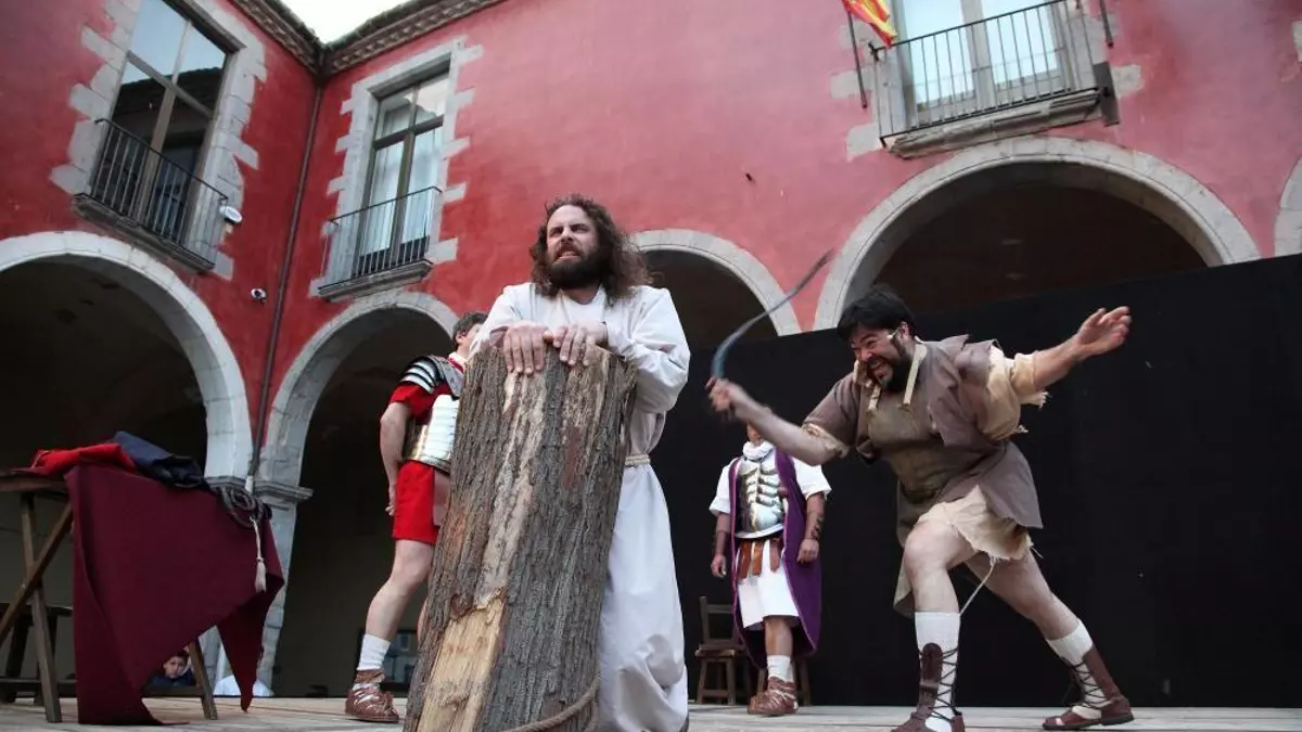 El Via Crucis de Castelló d'Empúries celebra vint anys i estrena uns cartells informatius amb codis QR
