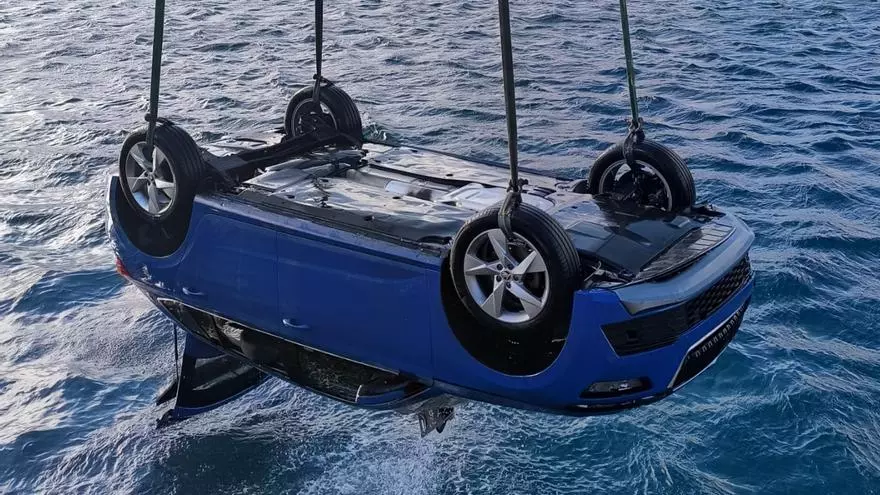 Rescatan un coche del Puerto de Arinaga tras caer al agua por no poner el freno de mano