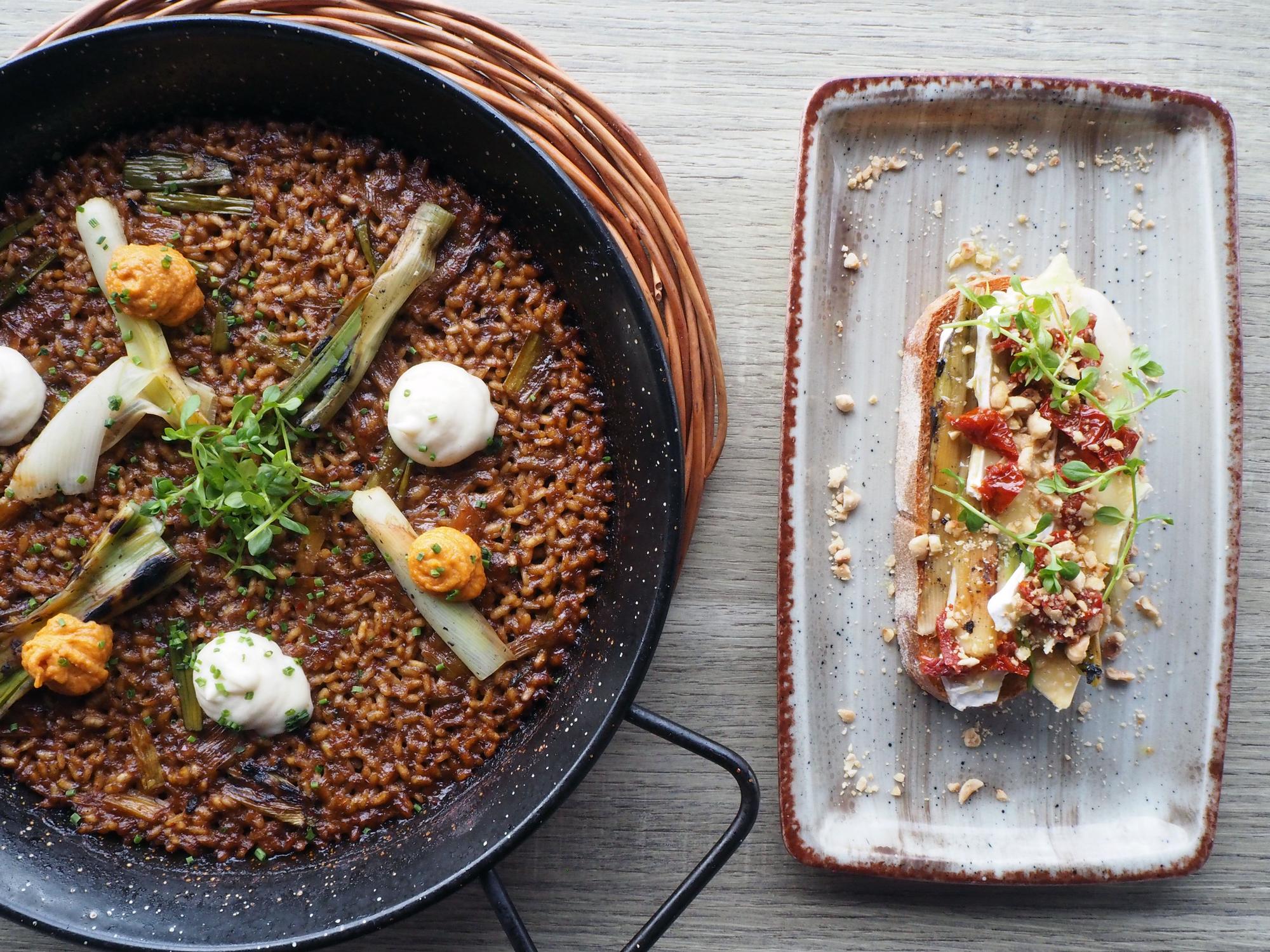 Arroz de 'calçots' con brandada de bacalao y romesco y tostada de 'calçots' con queso brie, tomate seco y avellanas