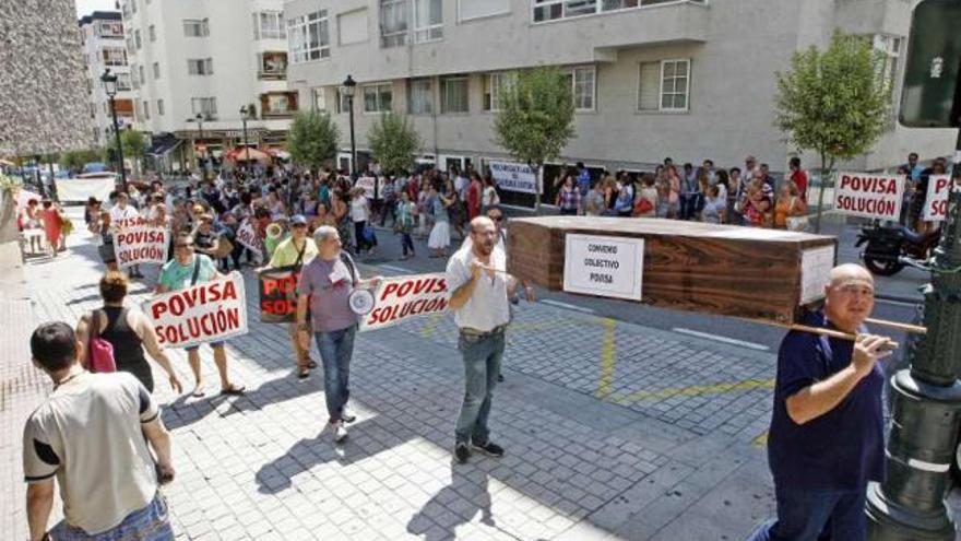 Los trabajadores realizaron una manifestación por las aceras del entorno de Povisa.  // Marta G.Brea