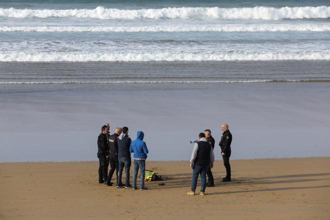 Hallan en Gijón el cadáver de un hombre flotando en el mar