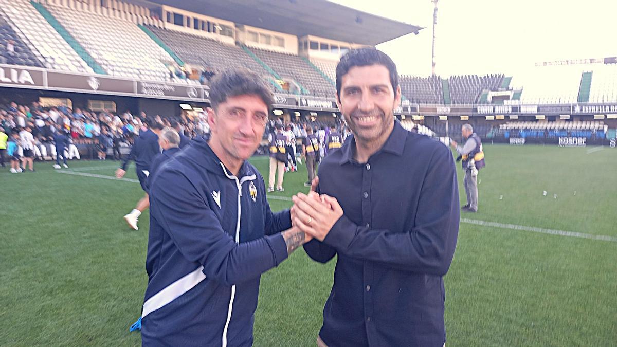 Pablo Hernández recibe la felicitación de Ramón Soria, Mánager de Reclutamiento del club.