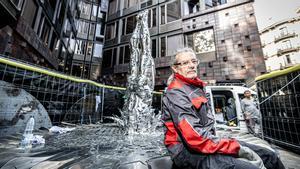 La escultura El saltador y su autor, Jordi Díez, delante de la Torre Urquinaona, donde se ubica la obra