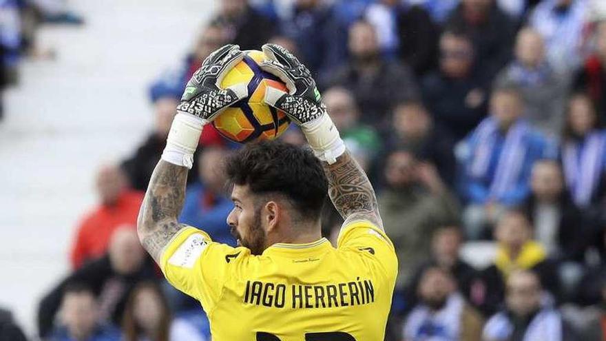 Herrerín atrapa un balón en el partido de ayer.