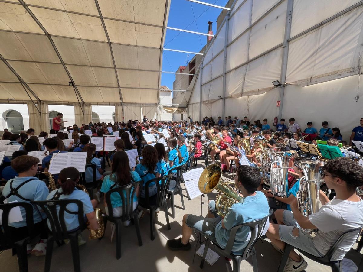 Trobades i concerts comarcals vertebren el territori valencià a través de la música.