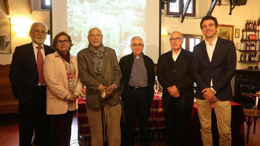 Algunos de los participantes del coloquio, con Francisco Campos, de El Pimpi