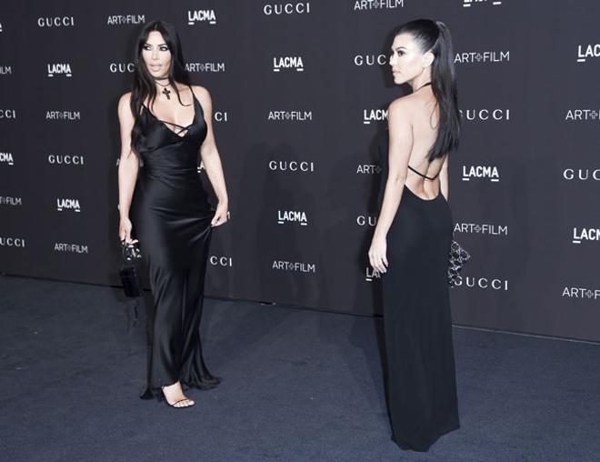 Kim y Kourtney Kardashian con diseños en color negro de Gucci