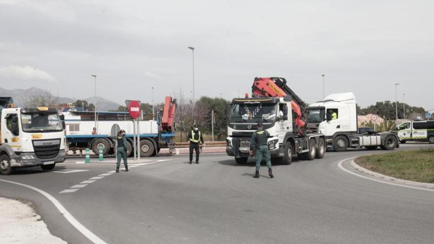 El paro de camioneros satura Palma pero no frena el abastecimiento | B.RAMÓN  