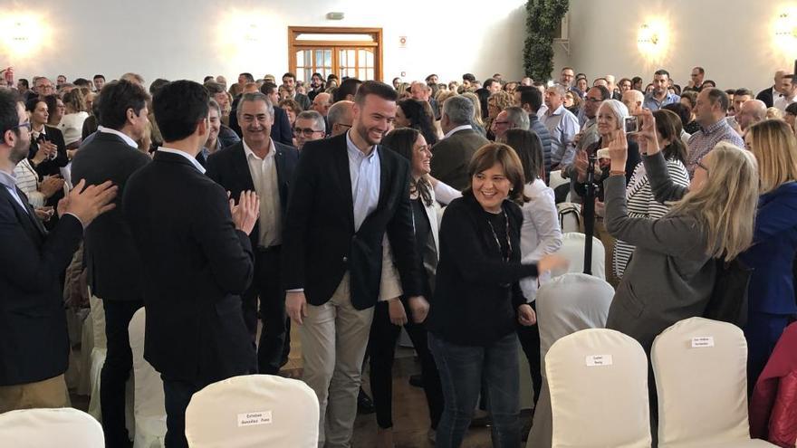 Isabel Bonig se dio un baño de multitudes en su visita, ayer, a Alzira