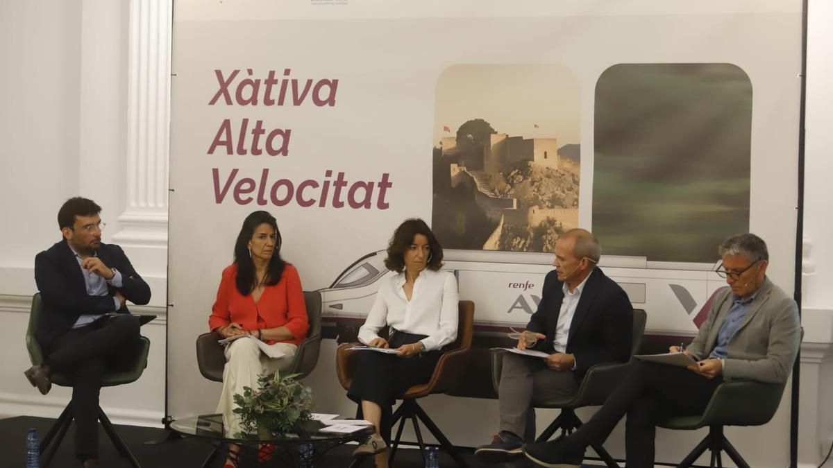 Los representantes de Inelcom, Hinojosa, Vicky Foods y Coeval que han participado en la mesa de debate.