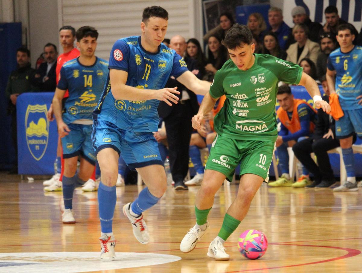 Saladié disputa un balón ante el jugador de Osasuna.