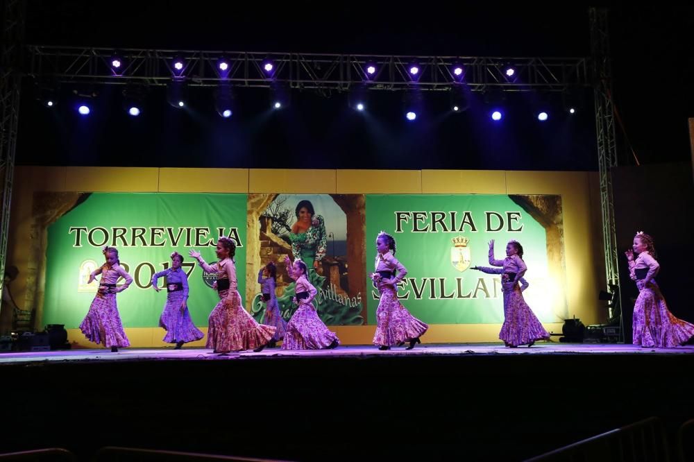 La Feria de Sevillanas 2017 comenzó anoche con una gran afluencia de público, actuaciones flamencas y de sevillanas, gastronomía y casetas, en el recinto portuario de Torrevieja