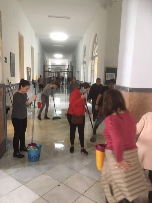 Padres y profesores del Colegio San Estanislao acudieron en la tarde del domingo al centro a limpiar tras la tromba de agua de la noche del sábado al domingo, que inundó clases, pasillos, servicios y la capilla.