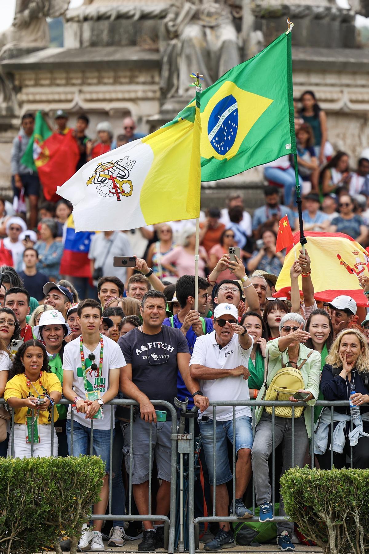 Lisbon (Portugal), 02/08/2023.- Pope Francis is welcomed by the crowd on arrival at the Belem Palace to be received by Portugal’s President Marcelo Rebelo de Sousa in Lisbon, Portugal, 02 August 2023. The Pontiff is in Portugal on the occasion of World Youth Day (WYD), one of the main events of the Church that gathers the Pope with youngsters from around the world, that takes place until 06 August. (Papa, Lisboa) EFE/EPA/JOSE SENA GOULAO