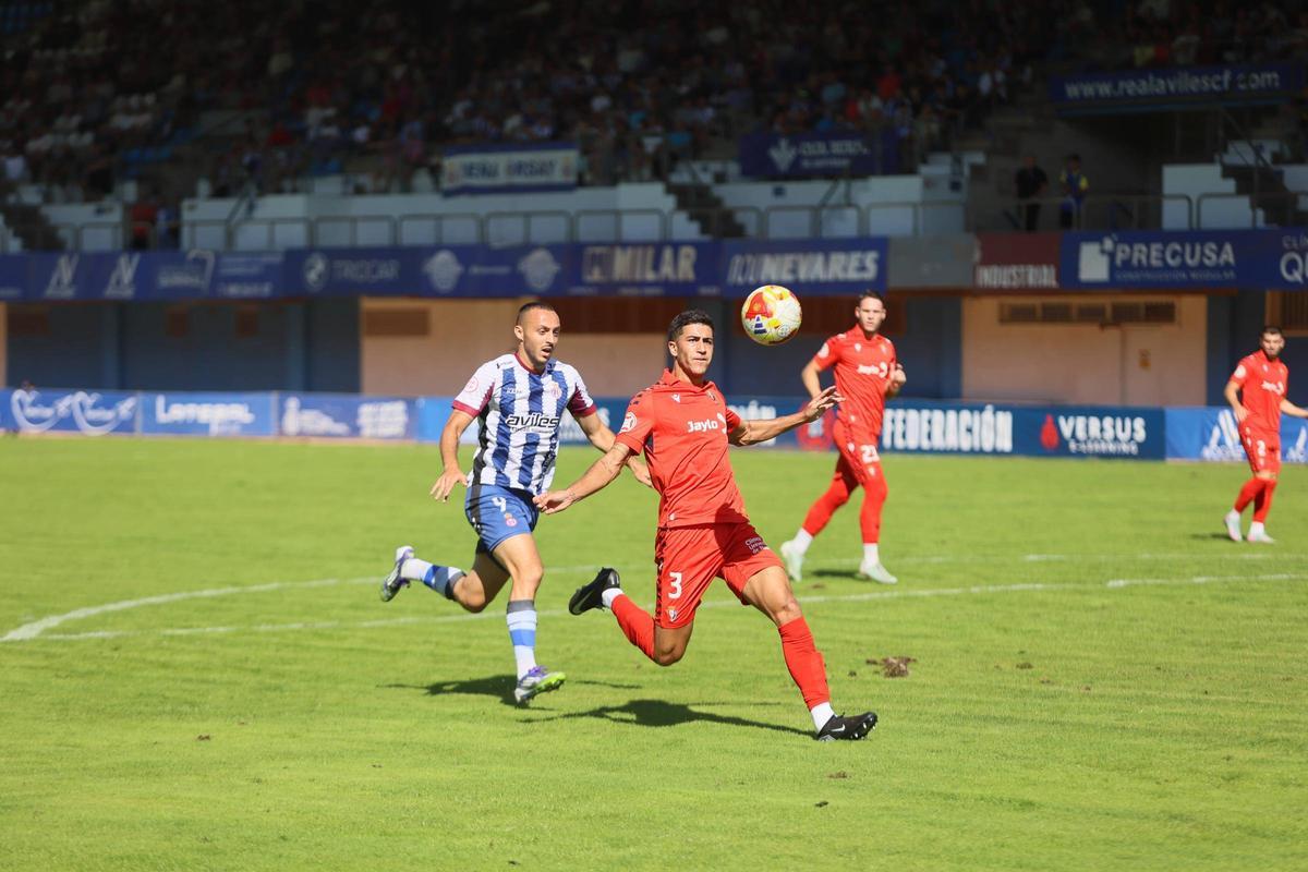 Santamaría, durante el partido de la primera vuelta entre el Avilés y el filial de Osasuna