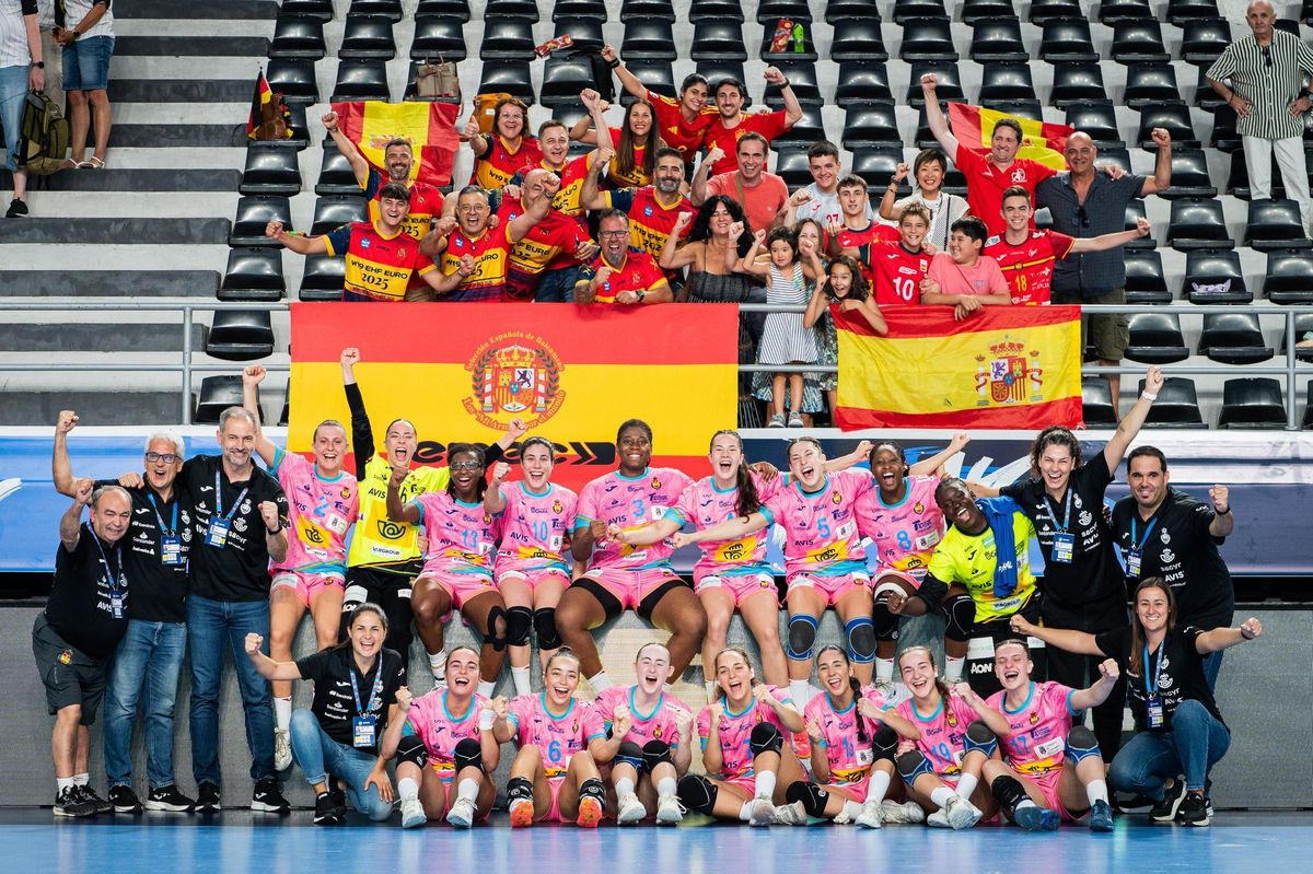 Las jugadoras de Espapa, con familiares y aficionados en las gradas