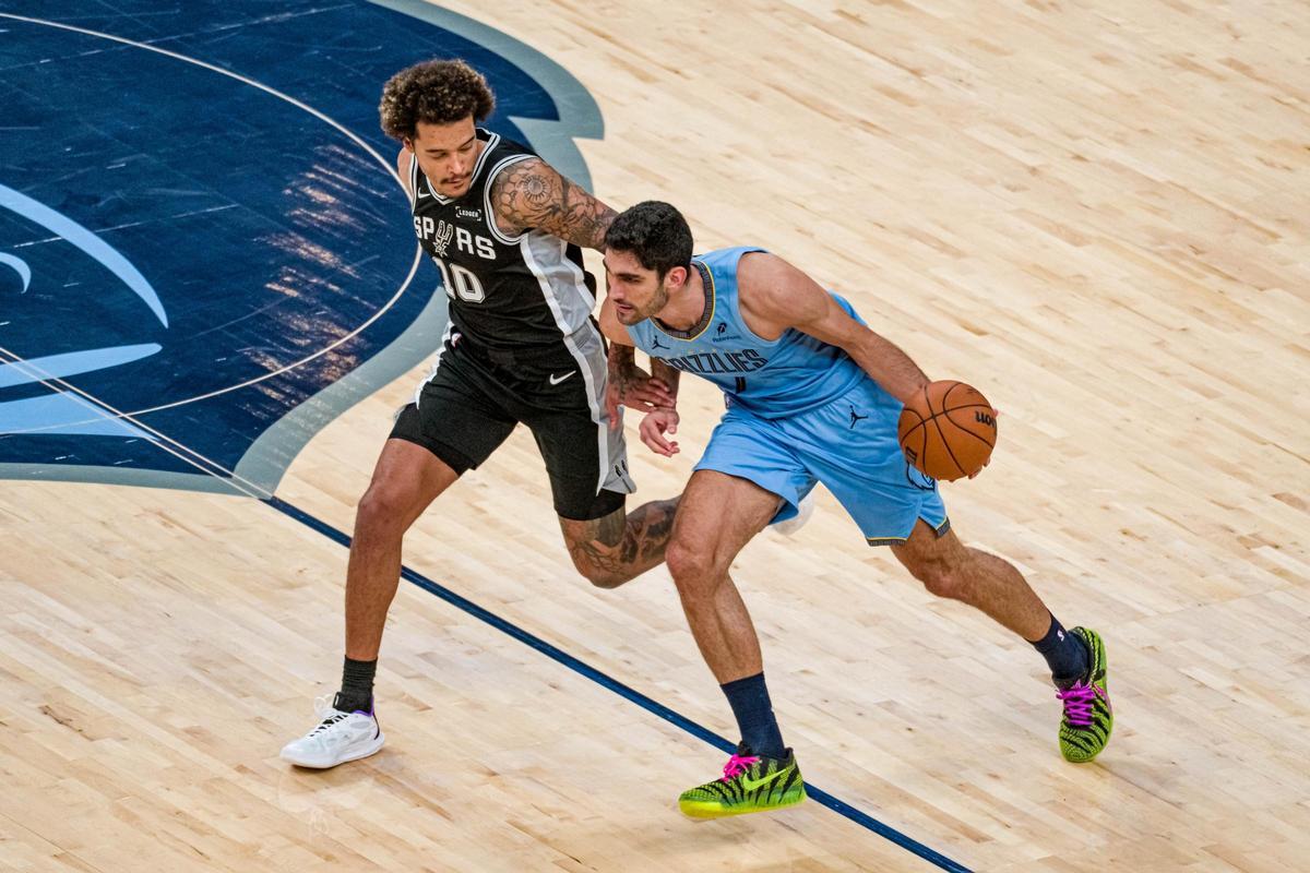 Aldama conduce el balón en un partido de los Grizzlies ante los San Antonio Spurs.