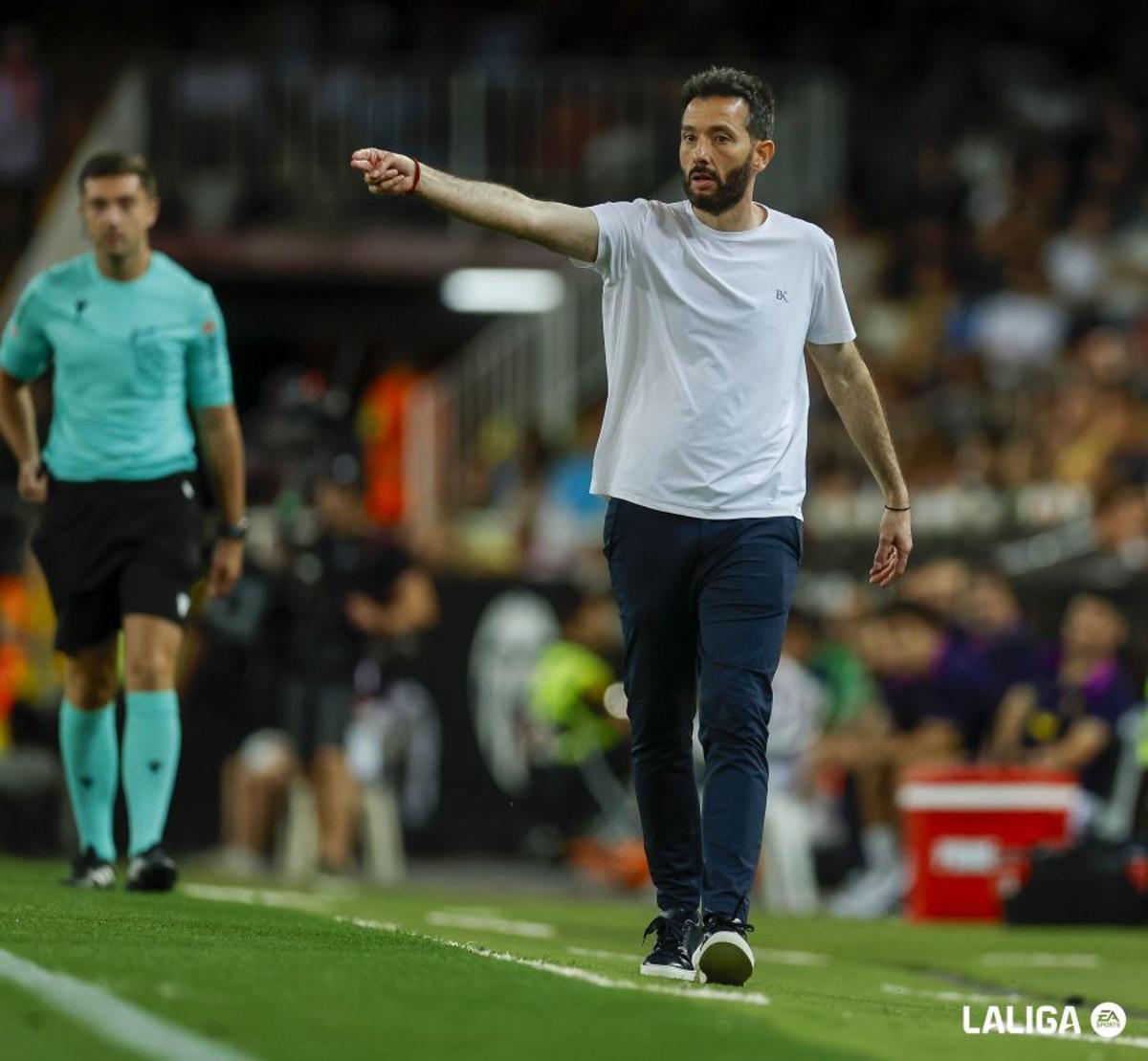 Carlos Corberán da instrucciones a su equipo en Mestalla frente al Barcelona