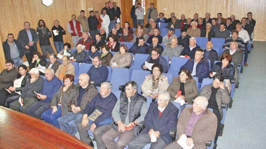 Noé Massó, hijo de Enrique, entrega a la directora del Museo Massó la biblioteca colombina de su padre, en enero de 2012. // G.N.