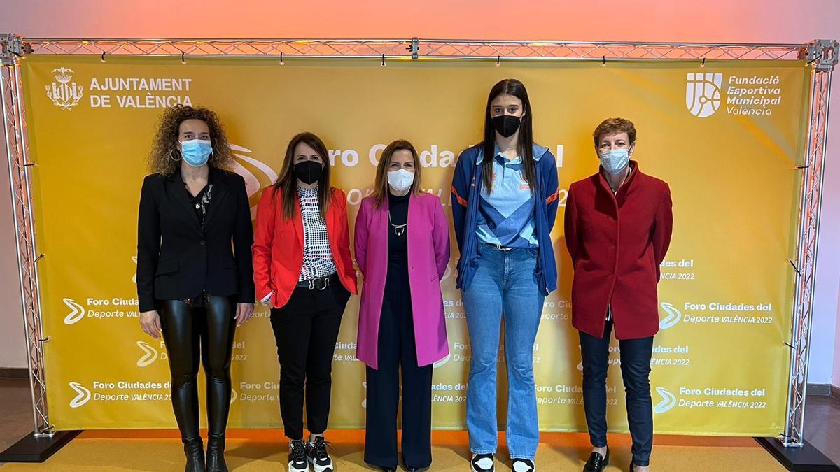 Participantes en la mesa redonda sobre deporte femenino